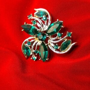 Vintage Green rhinestone brooch.